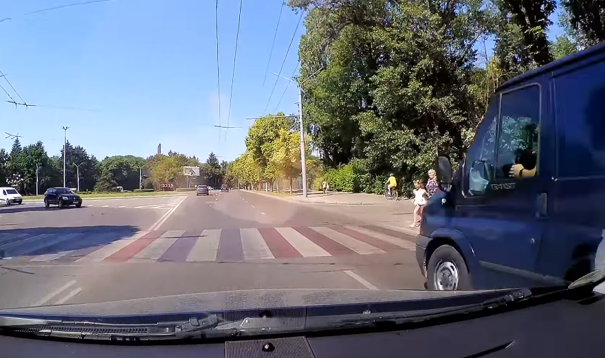 У Луцьку авто ледь не збило людей на переході (відео)