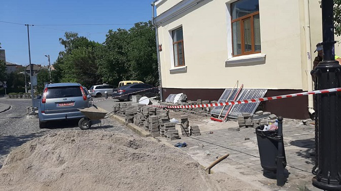У Луцьку розпочали ремонт тротуарів у Старому місті (фото)