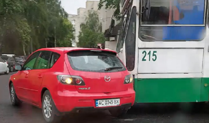 У Луцьку тролейбус протаранив легковик (відео)