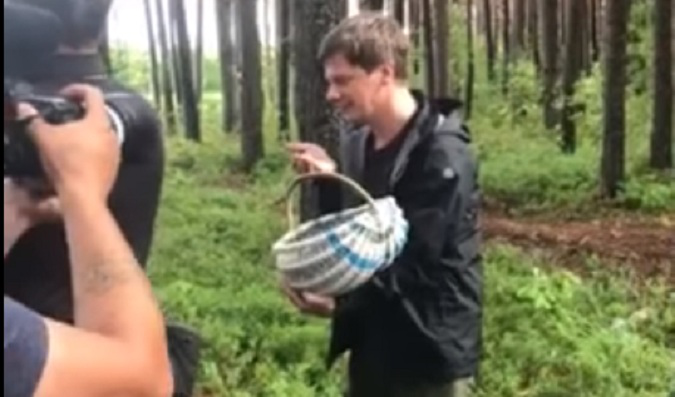 Дмитра Комарова нагодували чорницею та потішили піснями у лісі під Шацьком (відео)
