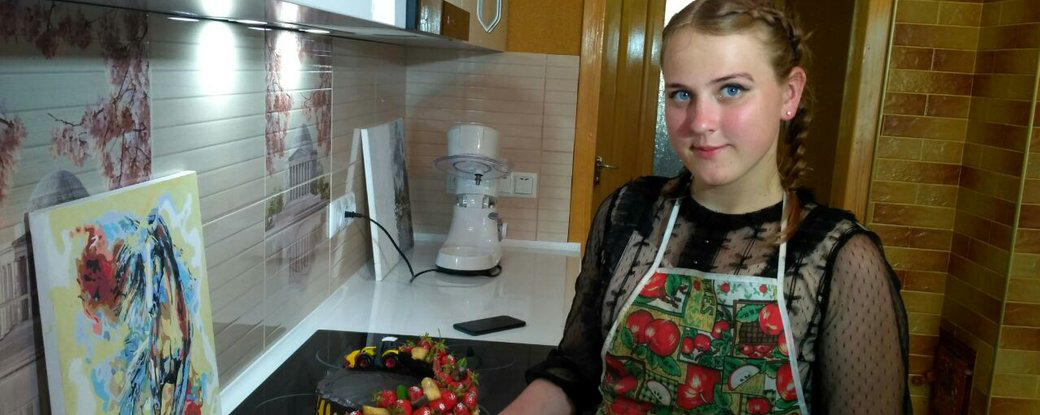Волинська школярка вивчає кондитерську справу та випікає торти однією рукою