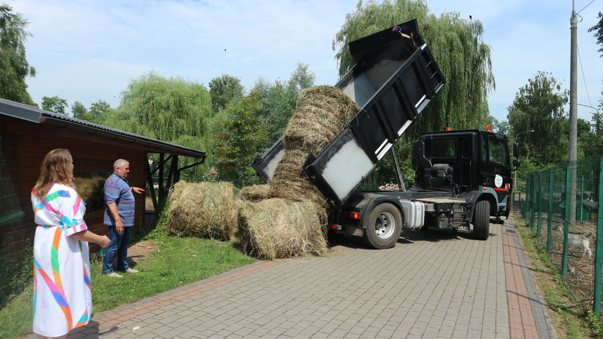 Луцькому зоопарку подарували вантажівку екологічно чистого сіна (фото)