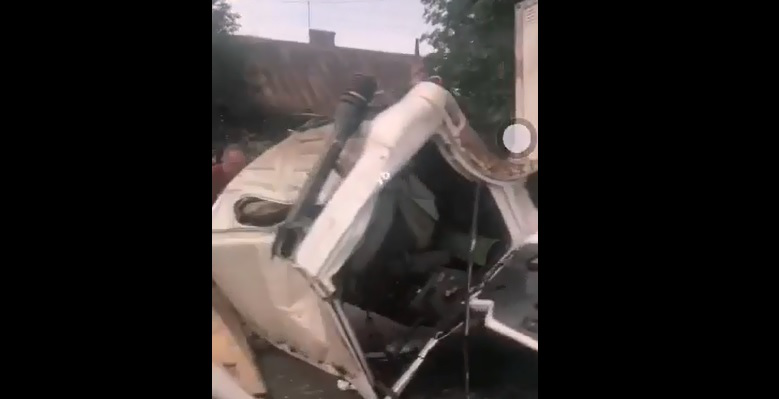 Відірвалася кабіна і затисла водія: у Луцьку зіткнулися вантажівка і маршрутка (відео)