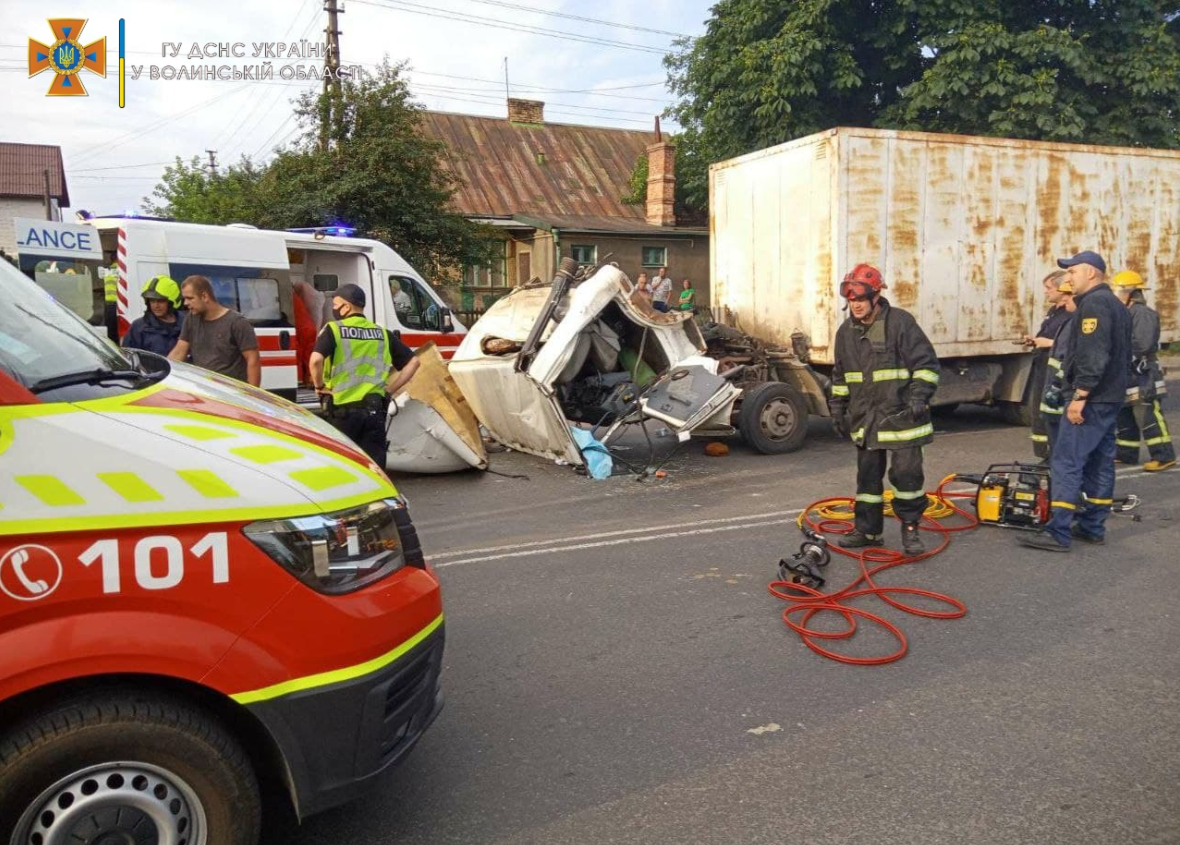 Водія витягали рятувальники: деталі аварії на Володимирській у Луцьку (відео)