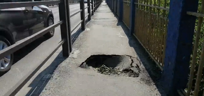 У Луцьку на мості утворилося провалля (відео)