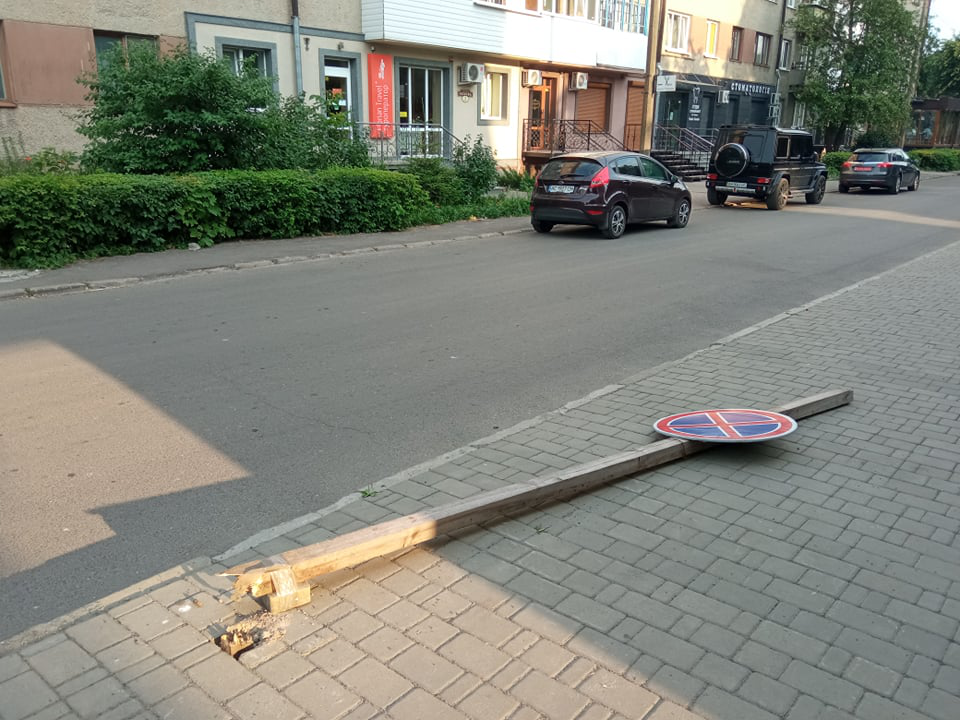 У Луцьку на вулиці Коперника-Чехова зламали дорожній знак (фото)