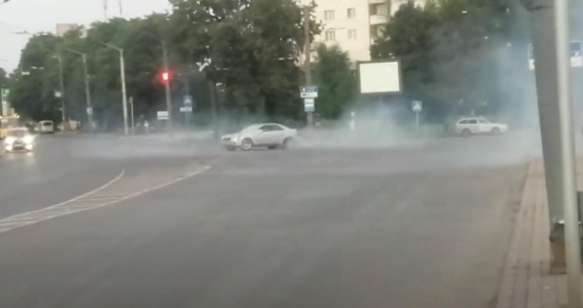 У Луцьку на Київському майдані дрифтував автомобіль (відео)
