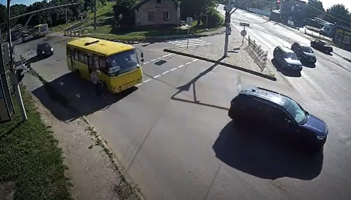 У Луцьку велосипедист намагався «підрізати» маршрутку (відео)