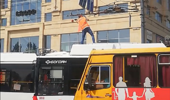 У Луцьку водій тролейбуса ладив контактну мережу шваброю (відео)