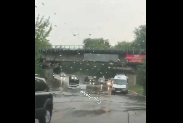 У Луцьку під мостом на Дубнівській – потоп (фото)