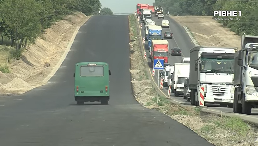 Начхати на ремонт: на дорозі Рівне-Луцьк водії їдуть закритою смугою руху (відео)