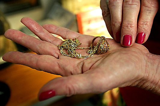 У Ковельському районі з пенсіонерки разом із «порчею» зійшли золоті прикраси (фото)