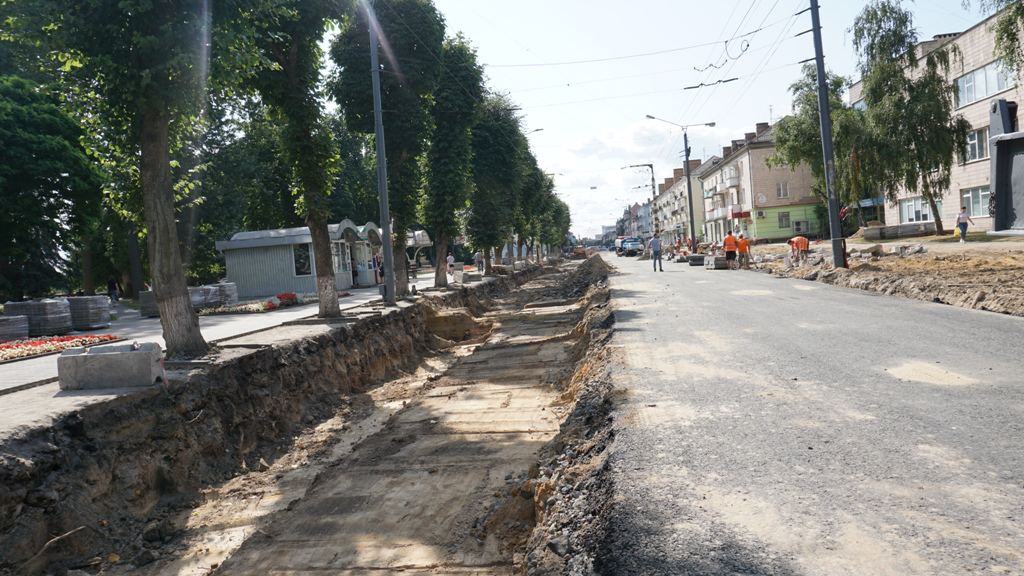 Встановлюють нові бордюри: що коїться на проспекті Волі у Луцьку (фото)