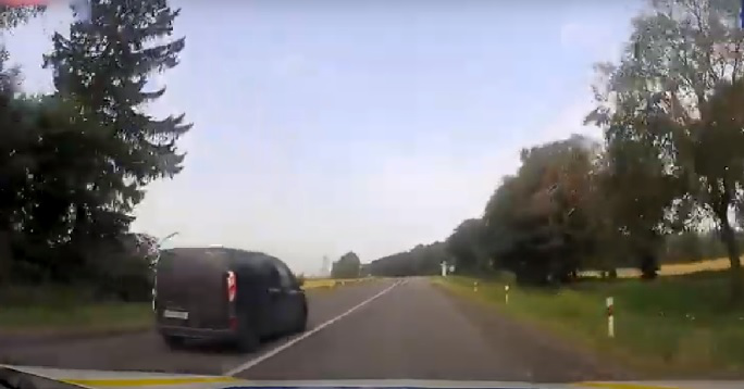 Миттєва карма: на Волині водій обігнав авто патрульних на переході (відео)