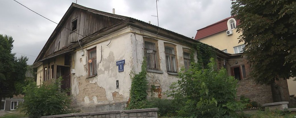 У Луцьку комісія оглянула аварійний будинок, де досі живе дев'ять сімей