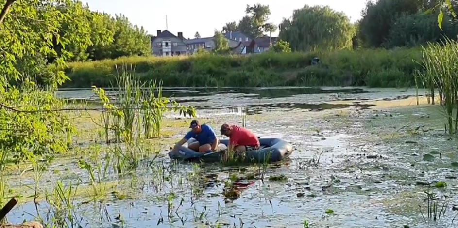 Ковельчани самотужки чистять річку (відео)