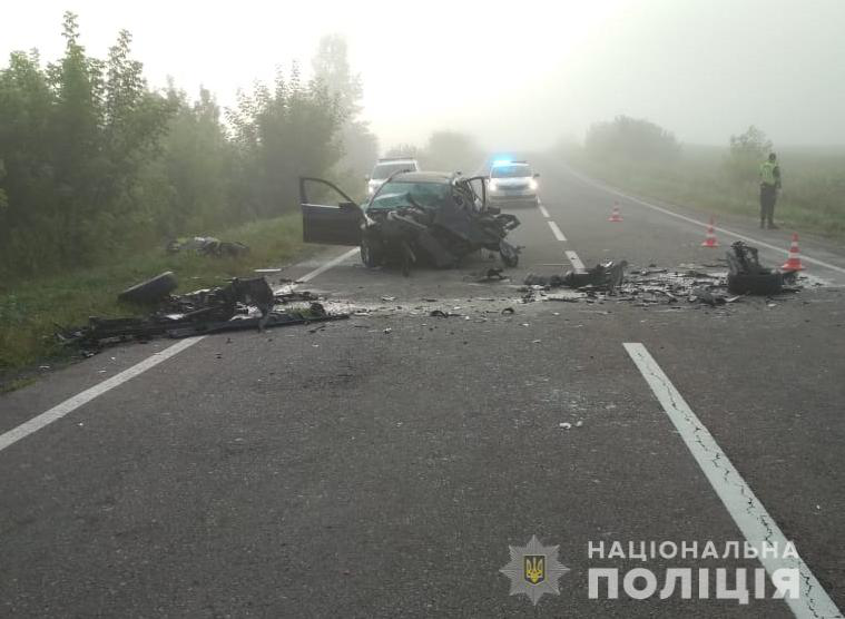 Семеро людей – в лікарні: біля Луцька зіткнулися BMW і Renault Trafic (фото)