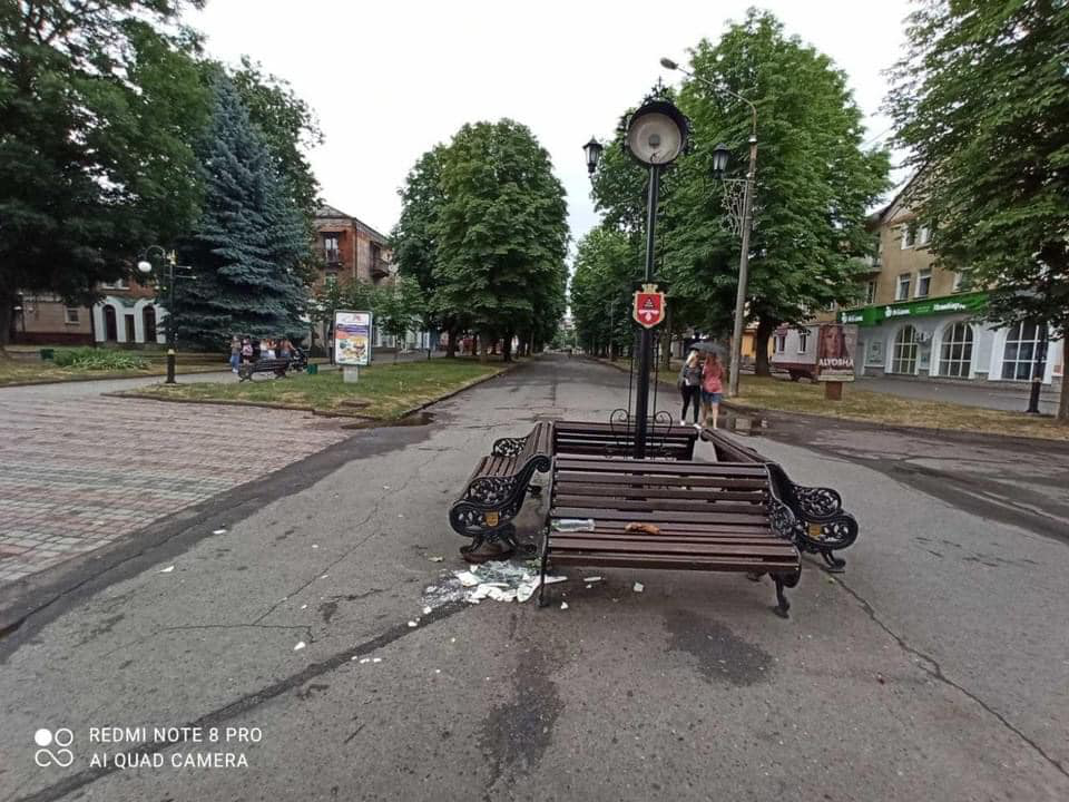 У Нововолинську розшукують вандалів, які розбили годинник в центрі міста (фото)