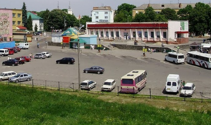 У Володимирі-Волинському біля автовокзалу помер безхатько (відео)
