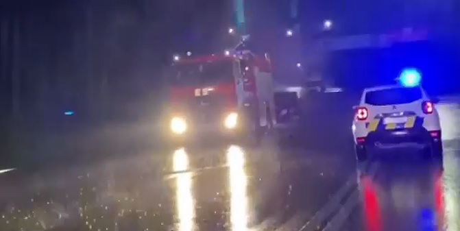 У Луцьку вночі автівки потонули у гігантській калюжі (відео)