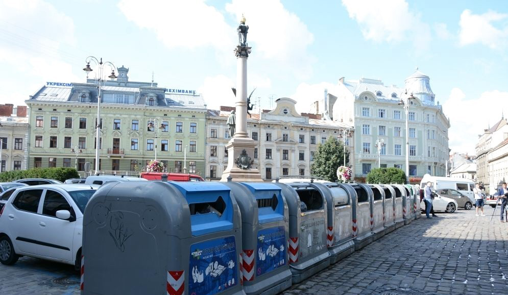 У Львові на контейнерних майданчиках розмістили наліпки з QR-кодами