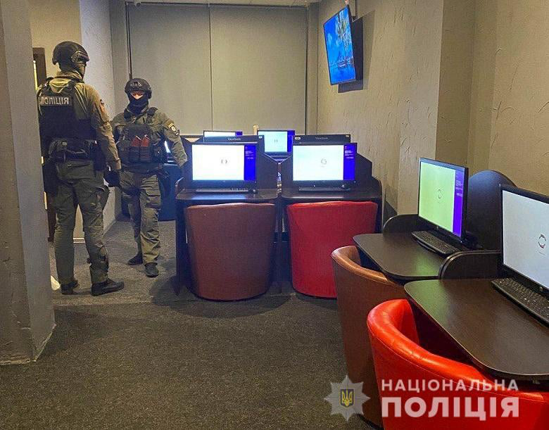У Києві «накрили» мережу нелегальних онлайн-казино (фото)