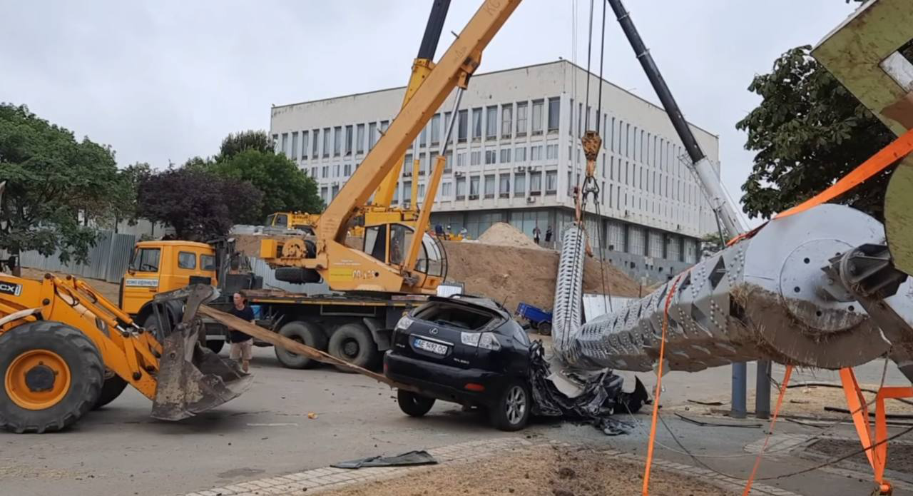 Lexus, на який впав флагшток, належав «шишці» з управління будівництва, – ЗМІ (фото)