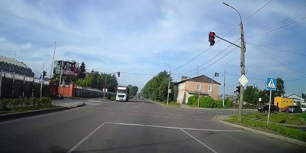 Аномальне перехрестя: водіїв у Луцьку на світлофорі вражає дальтонізм (відео)