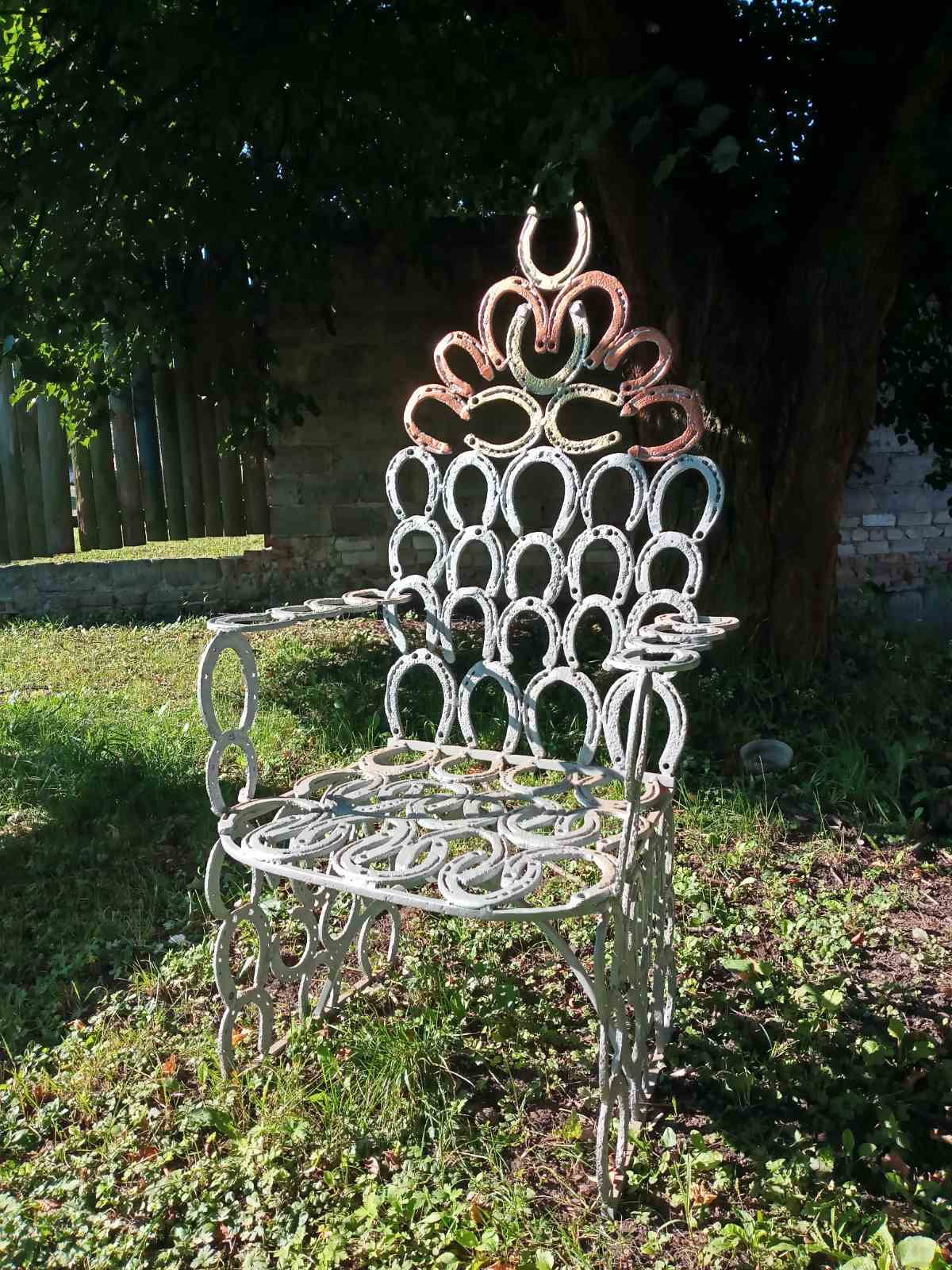 «Горохівський трон»: на Волині викували унікальне крісло із кінських підков