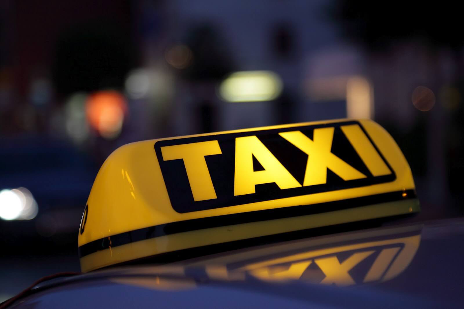 У Луцьку таксист ледь не збив пішохода на «зебрі» (відео)