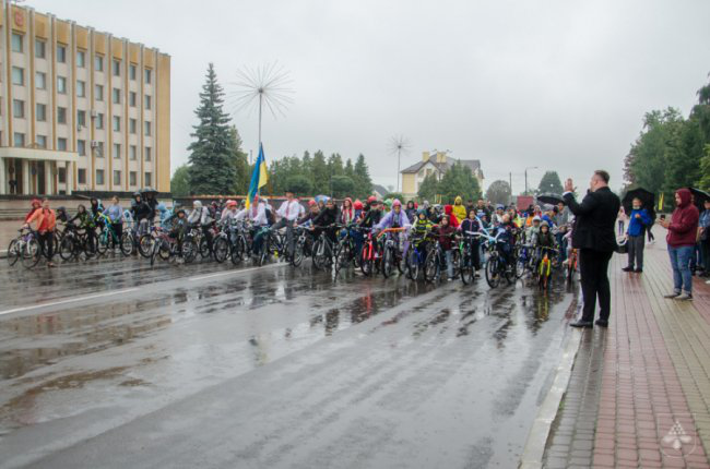 У Нововолинську під дощем відбувся патріотичний велопробіг