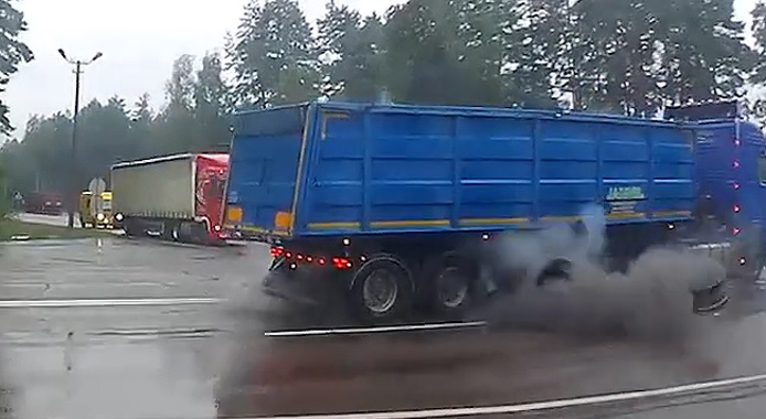 Як з гармати: на Волині у вантажівки вибухнуло колесо (відео)