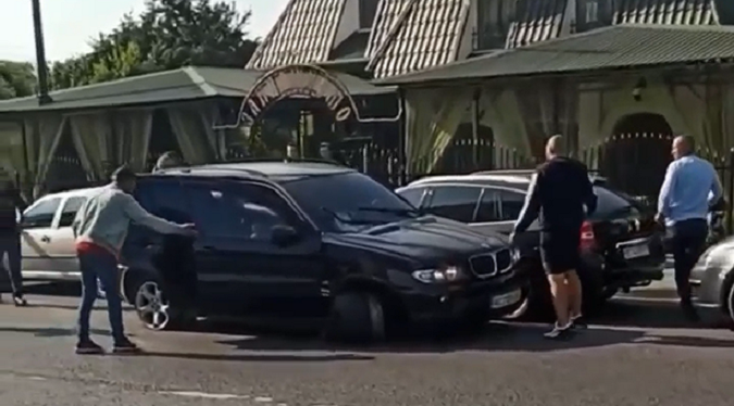 Волинянка, яка на BMW протаранила припарковані авто, була п'яною (відео)