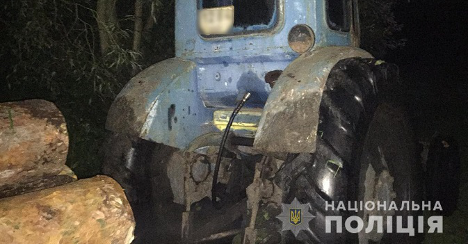 На Любомльщині зловили тракториста з сумнівними соснами (фото)