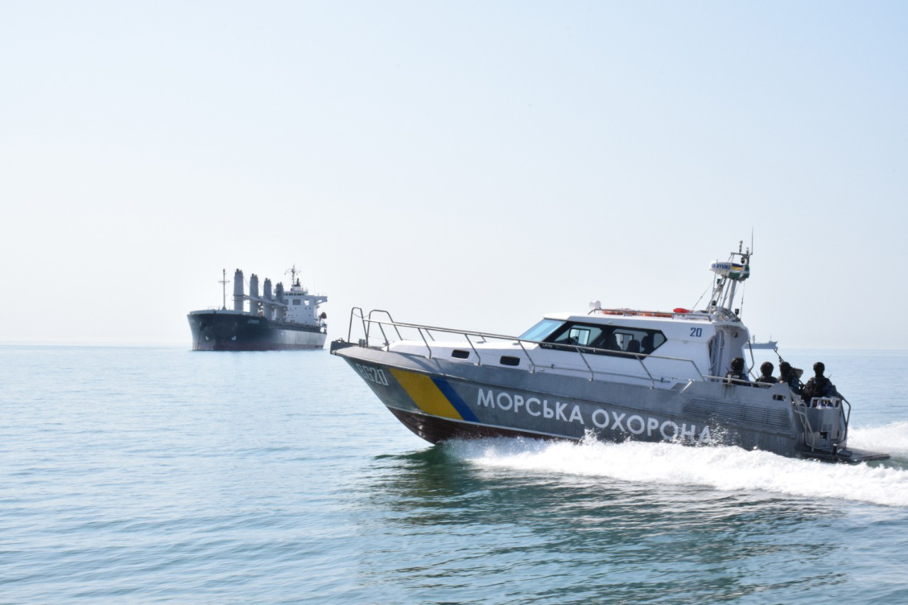 Біля узбережжя України виявили судно-порушника (фото)