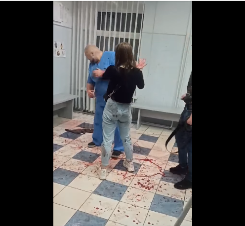 Ріки крові: у лікарні Рівного чоловік напав на лікаря (відео)