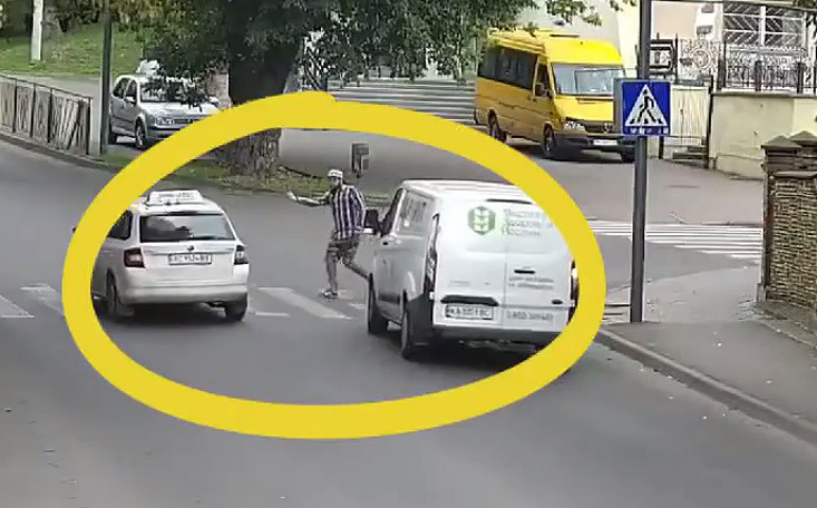У Луцьку знайшли і покарали таксиста, який ледь не збив пішохода (відео)