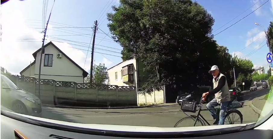 У Луцьку велосипедист ледь не втрапив під колеса авто (відео)