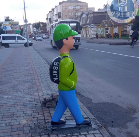 У Володимирі біля переходів з'явилися «пластикові діти» (фото)