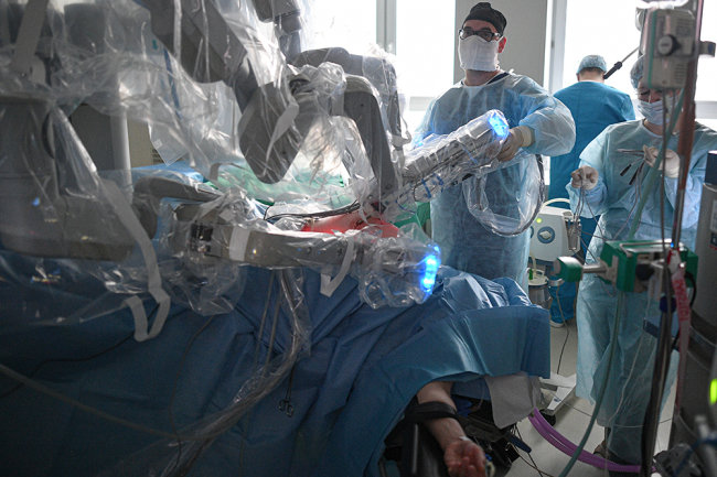 У Китаї тестують робота-гінеколога, який проводить операції