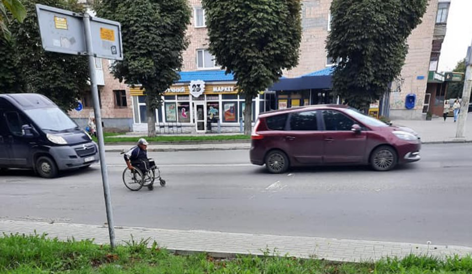 У Луцьку проїзною частиною їздив чоловік на візку (фото)