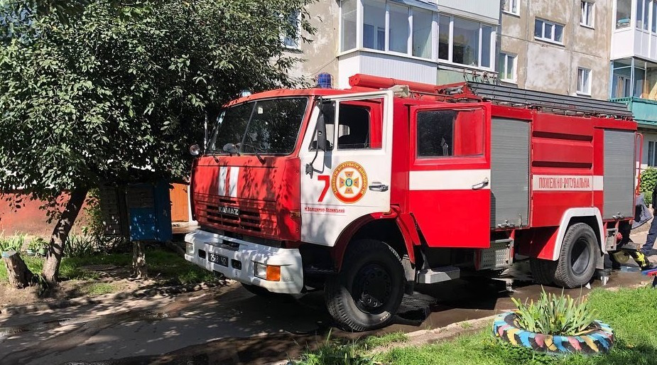У Володимирі-Волинському сталася пожежа у п'ятиповерхівці (фото, відео)