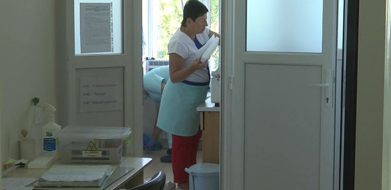 У Луцьку з відділення «інфекційки» звільнили більшу частину медиків (фото, відео)