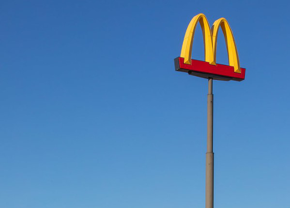 Показали опору, на якій розмістять логотип луцького McDonald's (фото)
