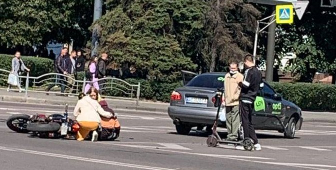 У центрі Луцька таксі збило мотоцикліста (фото, відео)