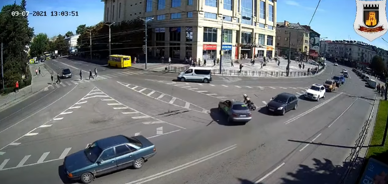 Аварія за участю таксі і мотоцикла в Луцьку: хто винен