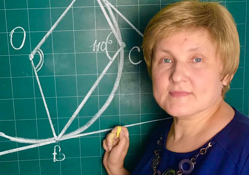 Вчителька математики із Нововолинська веде TikTok: вона шалено популярна