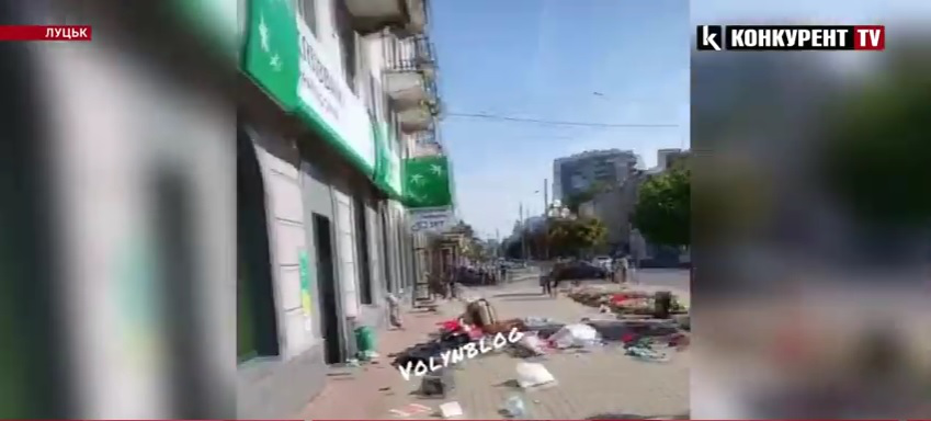 У Луцьку психічно хвора жінка викидала речі з балкону (відео)