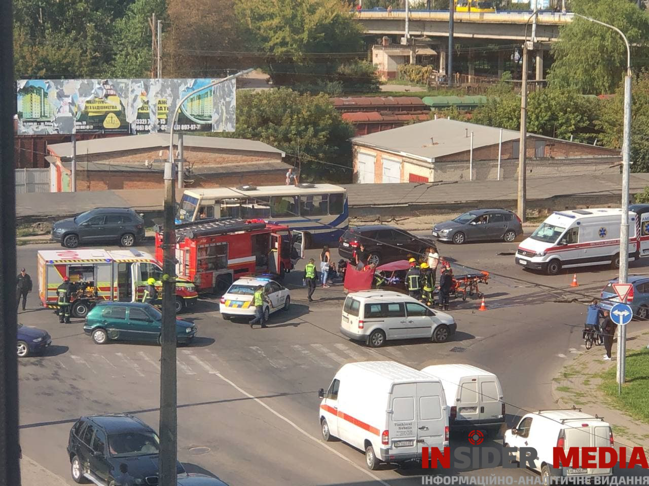 У Луцьку на Карпенка-Карого – аварія: людей дістають рятувальники (відео)