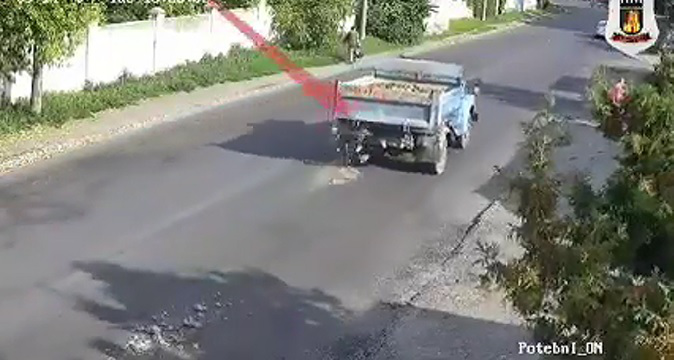 У Луцьку самоскид «загубив» вантаж посеред дороги (відео)